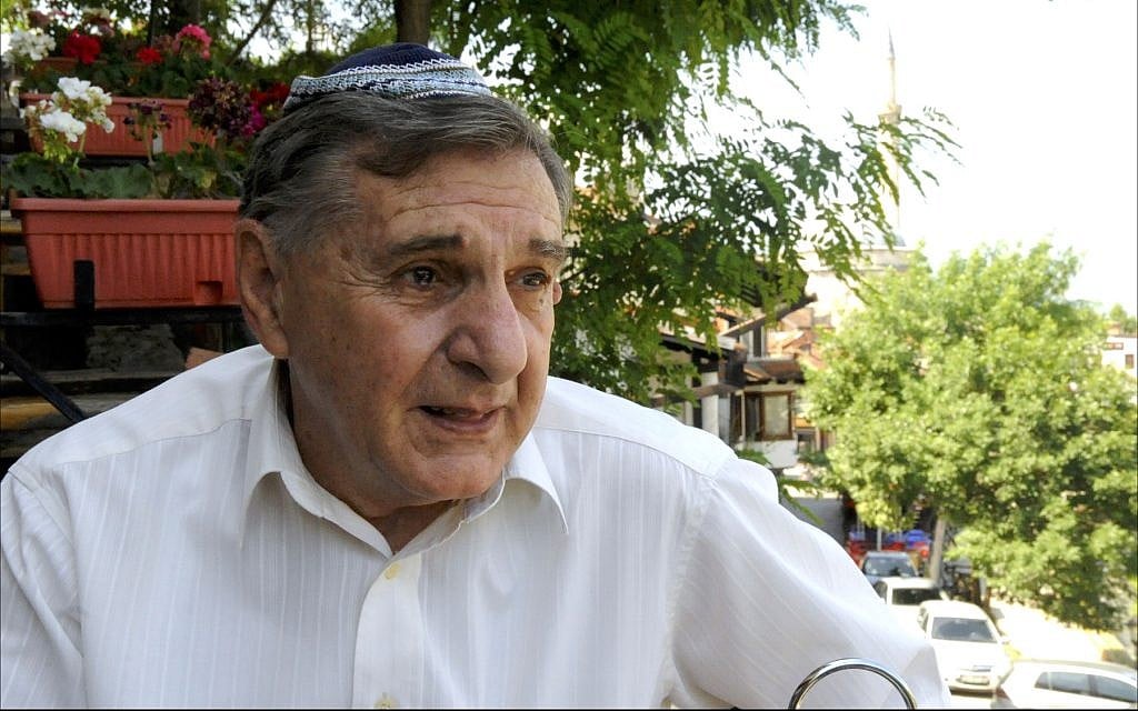 Votim Demiri, 72 ans, patriarche de la communauté juive du Kosovo de 56 personnes (Crédit :  Larry Luxner/ Times of Israel)