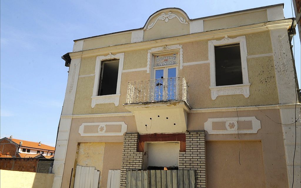 Ce bâtiment abandonné et cloisonné de Prizren accueillera bientôt la seule synagogue et le seul musée juif du Kosovo (Crédit : Larry Luxner/ Times of Israel)