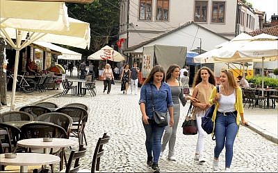 Des jeunes filles dans les rues pavées du centre-ville de Prizren, deuxième municipalité la plus importante du Kosovo. (Crédit : Larry Luxner/ Times of Israel)