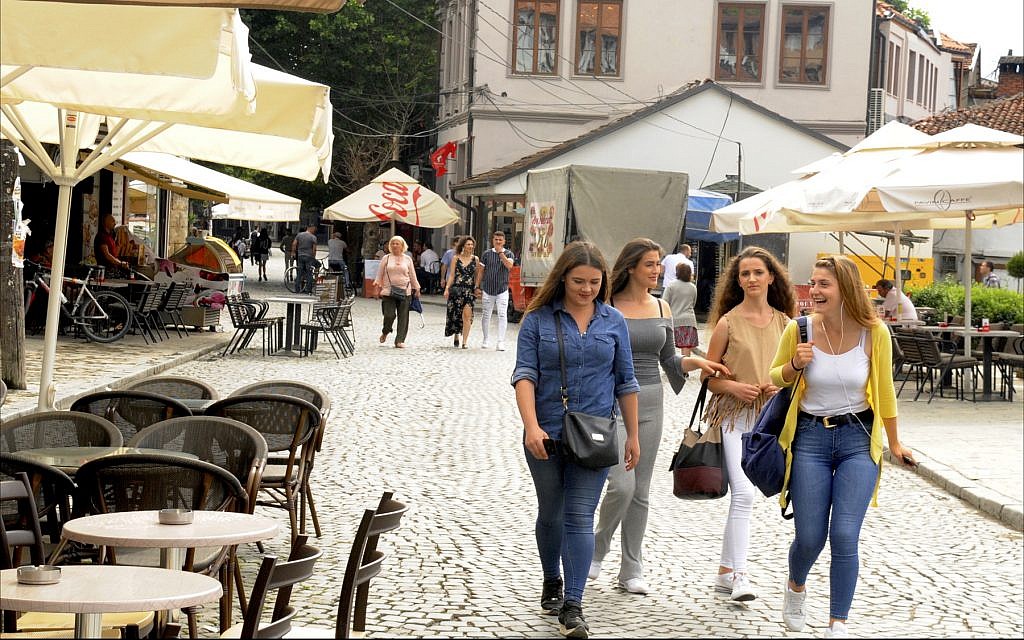 Des jeunes filles dans les rues pavées du centre-ville de Prizren, deuxième municipalité la plus importante du Kosovo. (Crédit : Larry Luxner/ Times of Israel)