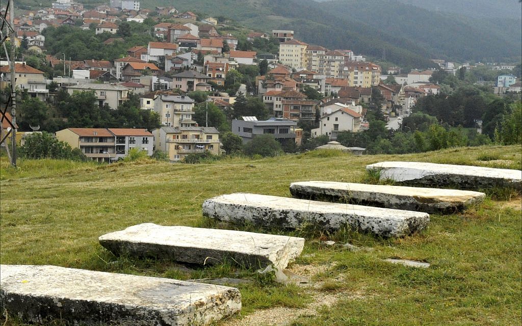 Le cimetière juif de Priština. (Crédit : Larry Luxner/ Times of Israel)