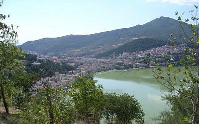 Vue panoramique de la ville de Kastoria, nord de la Grèce. (CC BY-SA 3.0 - Wikipédia)