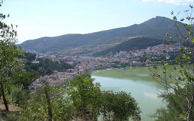 Vue panoramique de la ville de Kastoria, nord de la Grèce. (CC BY-SA 3.0 - Wikipédia)