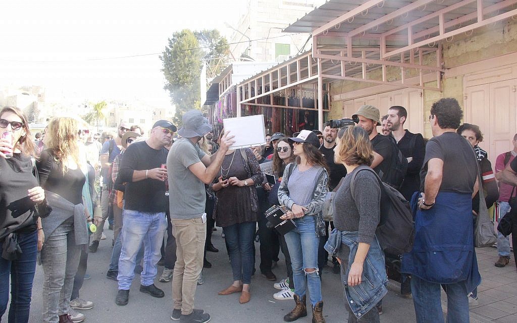 Un guide de Breaking the Silence anime une visite guidée à Hébron le 30 novembre 2018. (Jacob Magid/Times of Israel) Un guide de Breaking the Silence anime une visite guidée à Hébron le 30 novembre 2018. (Jacob Magid/Times of Israel)