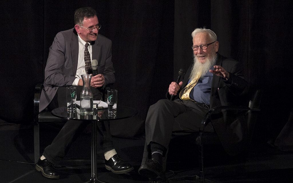 Le Prix Nobel israélien, le professeur Robert Yisrael Aumann (à droite) s'entretient avec le journaliste Matthew Kalman lors d'un événement organisé par le Times of Israel Presents, organisé en partenariat avec Beit Avi Chai à Jérusalem, le 12 décembre 2018. (Dana Bar Siman Tov) Le Prix Nobel israélien, le professeur Robert Yisrael Aumann (à droite) s'entretient avec le journaliste Matthew Kalman lors d'un événement organisé par le Times of Israel Presents, organisé en partenariat avec Beit Avi Chai à Jérusalem, le 12 décembre 2018. (Dana Bar Siman Tov)