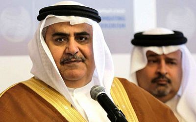 Le ministre des Affaires étrangères Sheik Khalid bin Ahmed al-Khalifa s'exprime auprès des journalistes lors d'une conférence centrée sur la lutte contre le financement du terrorisme international à Manama, au Bahreïn, le 9 novembre 2018 (Crédit : AP/Hasan Jamali) Le ministre des Affaires étrangères Sheik Khalid bin Ahmed al-Khalifa s'exprime auprès des journalistes lors d'une conférence centrée sur la lutte contre le financement du terrorisme international à Manama, au Bahreïn, le 9 novembre 2018 (Crédit : AP/Hasan Jamali)