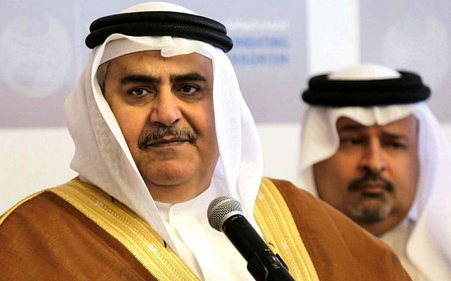 Le ministre des Affaires étrangères Sheik Khalid bin Ahmed al-Khalifa s'exprime auprès des journalistes lors d'une conférence centrée sur la lutte contre le financement du terrorisme international à Manama, au Bahreïn, le 9 novembre 2018 (Crédit : AP/Hasan Jamali) Le ministre des Affaires étrangères Sheik Khalid bin Ahmed al-Khalifa s'exprime auprès des journalistes lors d'une conférence centrée sur la lutte contre le financement du terrorisme international à Manama, au Bahreïn, le 9 novembre 2018 (Crédit : AP/Hasan Jamali)