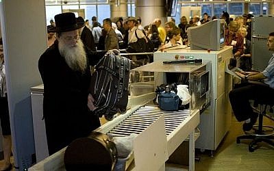 Photo d'illustration d'un contrôle des bagages à main par le personnel de sécurité de l'aéroport Ben Gurion (Crédit : Ariel Schalit/AP)