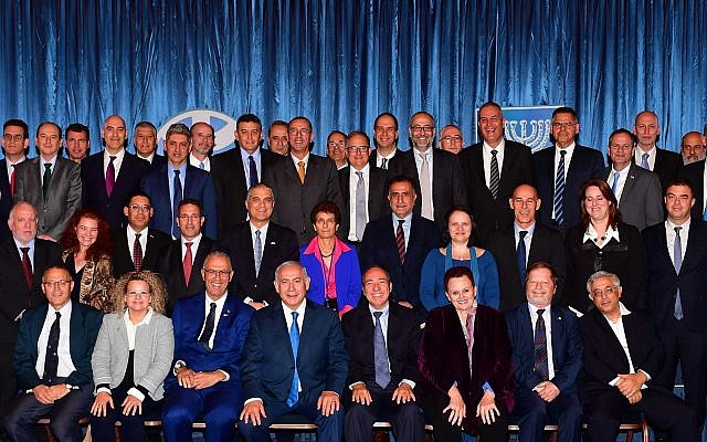 Benjamin Netanyahu avec des diplomates étrangers, à Tel Aviv le 16 décembre 2016. (Crédit : Kobi Gideon / GPO)