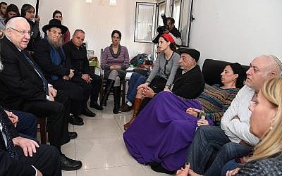 Le président Reuven Rivlin, à gauche, rencontre la famille du soldat Yovel Mor Yosef, tué dans un attentat terroriste au carrefour de Givat Assad en Cisjordanie, à Ashkelon, le 18 décembre 2018 (Crédit : Haim Zach/GPO)