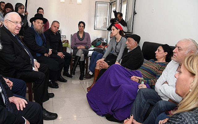Le président Reuven Rivlin, à gauche, rencontre la famille du soldat Yovel Mor Yosef, tué dans un attentat terroriste au carrefour de Givat Assad en Cisjordanie, à Ashkelon, le 18 décembre 2018 (Crédit : Haim Zach/GPO)