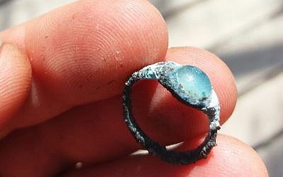 Une bague vieille de 2 000 ans avec un solitaire découvert lors de fouilles archéologiques dans le parc national de la Cité de David de Jérusalem (Crédit : Cité de David)