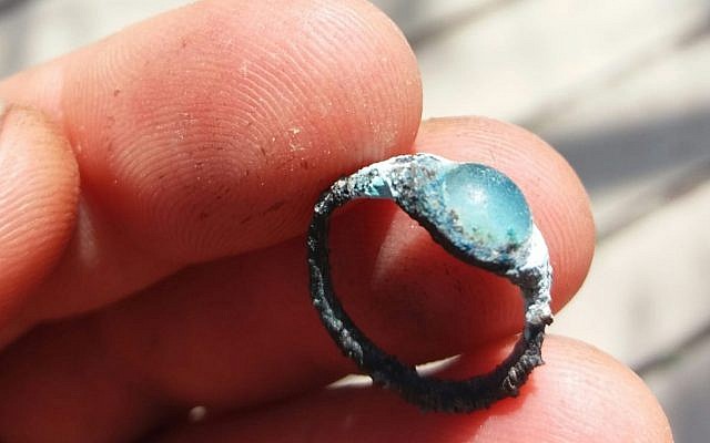 Une bague vieille de 2 000 ans avec un solitaire découvert lors de fouilles archéologiques dans le parc national de la Cité de David de Jérusalem (Crédit : Cité de David) Une bague vieille de 2 000 ans avec un solitaire découvert lors de fouilles archéologiques dans le parc national de la Cité de David de Jérusalem (Crédit : Cité de David)