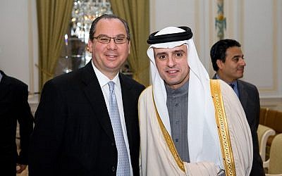Le rabbin Marc Schneier (à gauche) avec le ministre saoudien des Affaires étrangères Adel al-Jubeir (Avec l'aimable autorisation de The Foundation for Ethnic Understanding)
