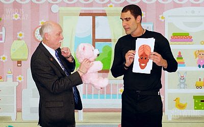 Le comédien juif Sacha Baron Cohen (à droite) déguisé pour une nouvelle série, "Who Is America ?", en juillet 2018. (Capture d'écran : YouTube) Le comédien juif Sacha Baron Cohen (à droite) déguisé pour une nouvelle série, "Who Is America ?", en juillet 2018. (Capture d'écran : YouTube)