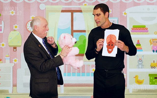 Le comédien juif Sacha Baron Cohen (à droite) déguisé pour une nouvelle série, "Who Is America ?", en juillet 2018. (Capture d'écran : YouTube)