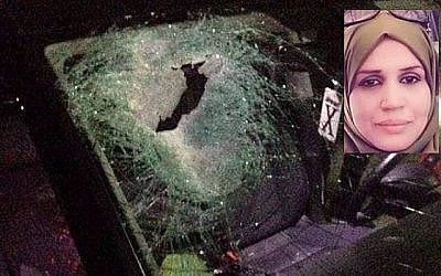 Une voiture appartenant à une famille Palestinienne impliquée dans un accident meurtrier à cause de jets de pierres qui auraient été lancées par des habitants d'implantation au carrefour de Tapuah en Cisjordanie, le 12 octobre 2018 (Crédit : Zachariah Sadeh/Rabbis for Human Rights); Aisha Muhammad Talal Rabi (Autorisation)