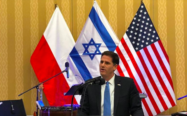 L'ambassadeur d'Israël aux États-Unis Ron Dermer prend la parole lors d'une réception à l'occasion de Hanoukka à la résidence de l'ambassadeur de Pologne à Washington, Piotr Wilczek, le 3 décembre 2018 (Capture d'écran : facebook.com/ambdermermer) L'ambassadeur d'Israël aux États-Unis Ron Dermer prend la parole lors d'une réception à l'occasion de Hanoukka à la résidence de l'ambassadeur de Pologne à Washington, Piotr Wilczek, le 3 décembre 2018 (Capture d'écran : facebook.com/ambdermermer)
