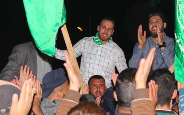 Les frères Asem (G) et Salih (D) Barghouti lors d'un rassemblement à Kobar après leur libération de prison israélienne, en avril 2018. (Capture d'écran : Twitter)