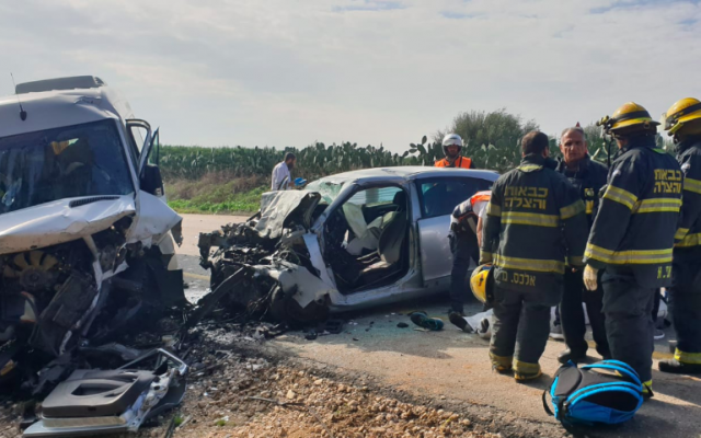 La scène d'un accident de la route meurtrier sur la Route 232, près de Sdérot, dans le sud du pays, le 21 décembre 2018 (Crédit : Service des incendies et des secours)