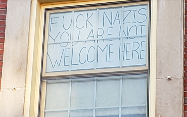 Nicole Parsons, étudiante à l'université de Massachusetts, Amherst, a déclaré avoir décidé d'afficher ce panneau après qu'une croix gammée a été dessinée sur un panneau Happy Hanukkah. (Autorisation)