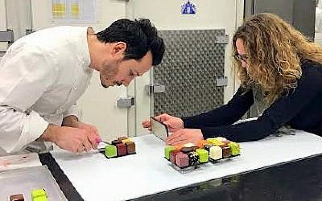 Sharon Heinrich en train de filmer l'étoile montante de la pâtisserie française Cedric Grolet. (Crédit : Gali Hadari)
