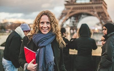 Sharon Heinrich à Paris, près de la Tour Eiffel (Crédit : Eyal Yassky-Weiss)