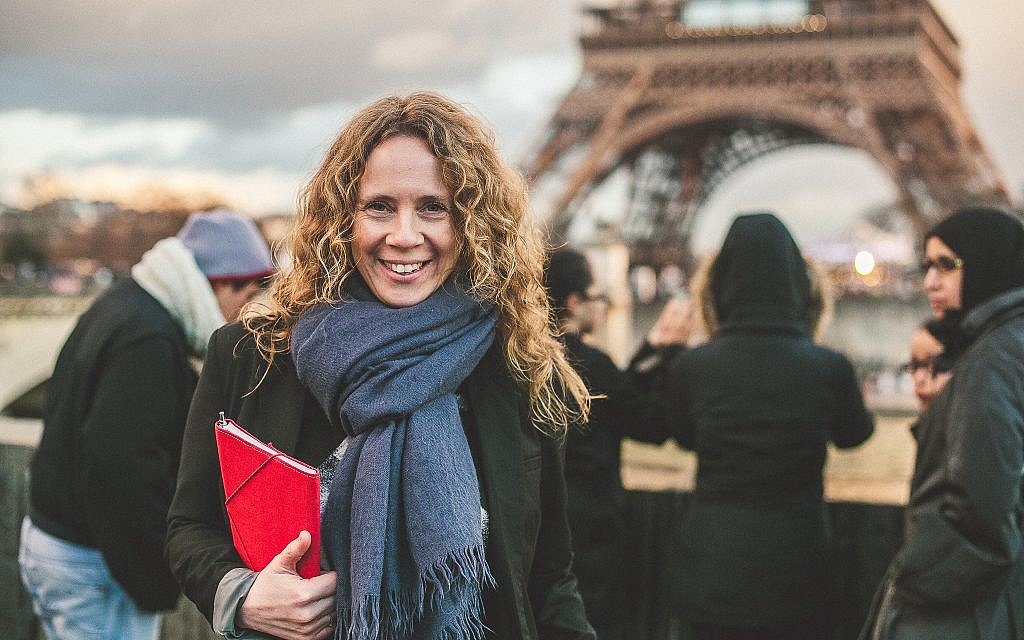 Sharon Heinrich à Paris, près de la Tour Eiffel (Crédit : Eyal Yassky-Weiss)