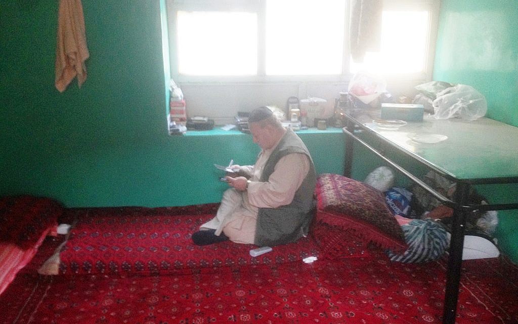 Zabolon Simantov dans la pièce où il vit, dans la synagogue qu'il appelle sa maison (Crédit : Ezzatullah Mehrdad/ Times of Israel)