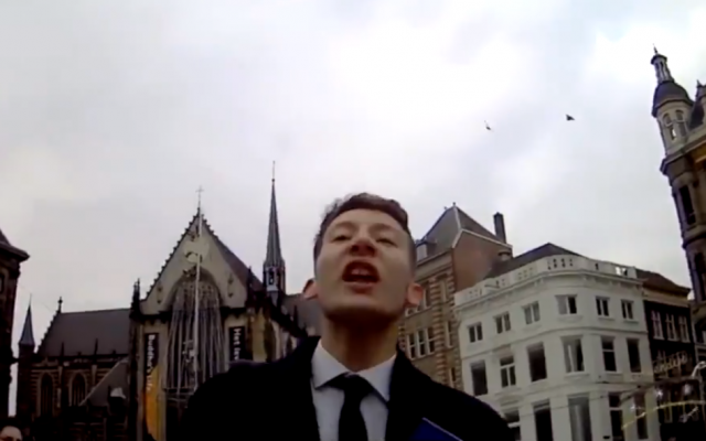 Le militant d'extrême droite Finidi Fares critique les Juifs lors d'un rassemblement pro-BDS à Amsterdam le 16 décembre 2018. (Capture d'écran: Twitter) Le militant d'extrême droite Finidi Fares critique les Juifs lors d'un rassemblement pro-BDS à Amsterdam le 16 décembre 2018. (Capture d'écran: Twitter)