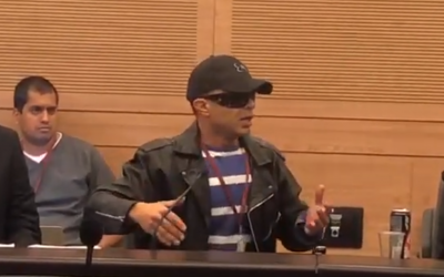Walid, un Palestinien arrêté par l'AP pour avoir collaboré avec Israël, lors d'une discussion à la Knesset le 11 décembre 2018. (Crédit : capture d'écran YouTube)