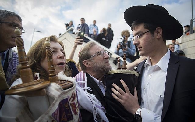 Des Juifs orthodoxes tentent d'empêcher un groupe de Juifs américains réformés et conservateurs et des Femmes du mur d'emmener un Sefer Torah dans la section réservée aux femmes du mur Occidental, le 2 novembre 2016. (Crédit : Hadas Parush/Flash90)