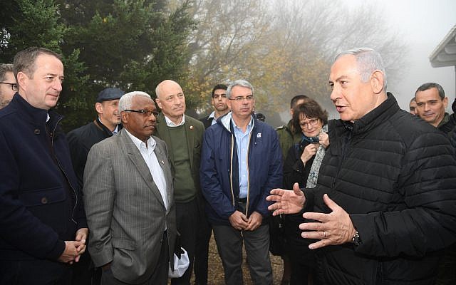 Le Premier ministre Benjamin Netanyahu avec des diplomates basés en Israël à la frontière avec t le Liban pour leur montrer les tunnels souterrains du Hezbollah, le 6 décembre 2018..(Crédit : Haim Tzach/GPO) Le Premier ministre Benjamin Netanyahu avec des diplomates basés en Israël à la frontière avec t le Liban pour leur montrer les tunnels souterrains du Hezbollah, le 6 décembre 2018..(Crédit : Haim Tzach/GPO)