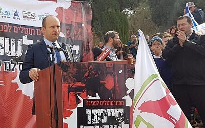 Le leader du parti HaBayit HaYehudi Naftali Bennett lors d'un rassemblement contre les attentats actuels contre des Israéliens, en Cisjordanie devant le bureau du Premier ministre à Jérusalem, le 16 décembre 2018 (Autorisation) Le leader du parti HaBayit HaYehudi Naftali Bennett lors d'un rassemblement contre les attentats actuels contre des Israéliens, en Cisjordanie devant le bureau du Premier ministre à Jérusalem, le 16 décembre 2018 (Autorisation)
