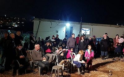Des résidents de l'implantation de Kiryat Arba assistent à une cérémonie à l'avant-poste de Mevaser marquant l'arrivée des premières familles dans la communauté des collines en réponse à la récente vague d'attaques palestiniennes le 16 décembre 2018. (Conseil local de Kiryat Arba Hébron)