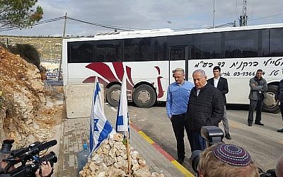 Le Premier ministre Benjamin Netanyahu (à droite) visite la jonction Givat Assaf avec le président du conseil local de Beit El, Shai Alon, où deux soldats de l'armée israélienne ont été tués dans un attentat terroriste, le 18 décembre 2018. (Conseil local de Beit El)