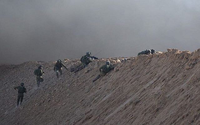 Des soldats israéliens pendant une émeute à Gaza, le 27 juillet 2018. (Crédit : armée israélienne)
