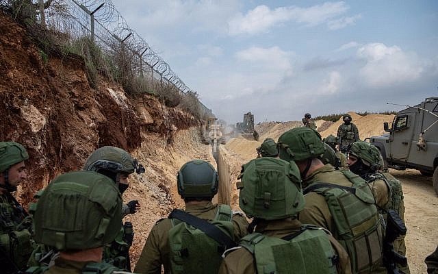 Le chef d'Etat-major Gadi Eizenkot, au centre, rend visite à des soldats cherchant des tunnels d'attaque du Hezbollah sur la frontière israélo-libanaise, le 4 décembre 2018 (Crédit : Armée israélienne) Le chef d'Etat-major Gadi Eizenkot, au centre, rend visite à des soldats cherchant des tunnels d'attaque du Hezbollah sur la frontière israélo-libanaise, le 4 décembre 2018 (Crédit : Armée israélienne)