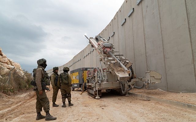 Les militaires israéliens creusent le sol au sud de la frontière avec le Liban pour découvrir des tunnels d'attaques du Hezbollah qui entrent sur le territoire israélien, le 5 décembre 2018 (Crédit : Armée israélienne) Les militaires israéliens creusent le sol au sud de la frontière avec le Liban pour découvrir des tunnels d'attaques du Hezbollah qui entrent sur le territoire israélien, le 5 décembre 2018 (Crédit : Armée israélienne)