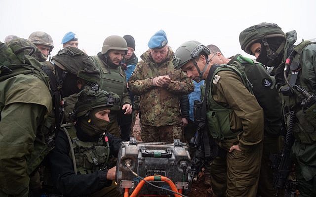 Des soldats israéliens montrent au commandant de la FINUL Stefano Del Col un tunnel du Hezbollah pénétrant dans le territoire israélien depuis le sud du Liban le 6 décembre 2018 (Crédit : Armée israélienne) Des soldats israéliens montrent au commandant de la FINUL Stefano Del Col un tunnel du Hezbollah pénétrant dans le territoire israélien depuis le sud du Liban le 6 décembre 2018 (Crédit : Armée israélienne)