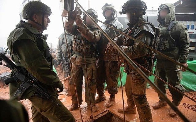 Des soldats israéliens cherchent un tunnel d'attaque du Hezbollah pénétrant en Israël depuis le sud du Liban, le long de la frontière nord, le 8 décembre 2018. (Armée israélienne)