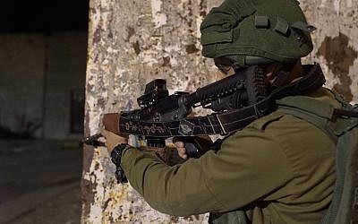 Des soldats israéliens recherchent des hommes armés qui ont ouvert le feu sur un arrêt de bus à l'extérieur de l'implantation d'Ofra en Cisjordanie, blessant sept personnes, le 9 décembre 2018. (Armée israélienne)