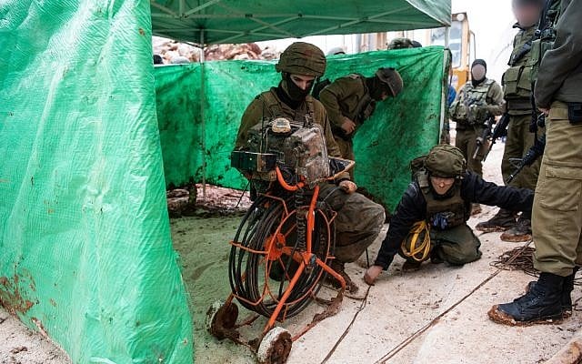 Les soldats de Tsahal découvrent un tunnel menant en territoire israélien depuis le Sud-Liban, qu'Israël dit avoir été creusé par l'organisation terroriste du Hezbollah, le 11 décembre 2018. (Armée israélienne)