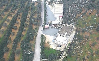 Image diffusée par l'armée israélienne le 28 décembre 2018, montrant un liquide s'écouler d'un tunnel transfrontalier, dans le village libanais de Kafr Kila. (Crédit : unité du porte-parole de l'armée)