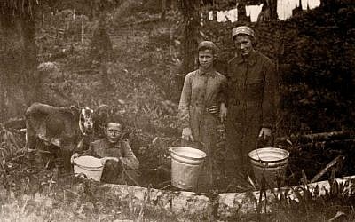 Des réfugiés venus d'Allemagne font des travaux agricoles dans la forêt amazonienne, dans les années 1940. (Autorisation  Eva Zelig)