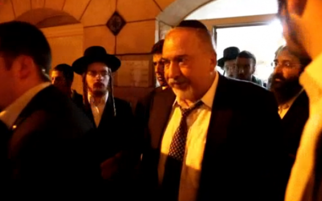 Yigra Beytenu, Avigdor Liberman, à la tête du soldat de l'armée israélienne tué, le Sgt. Yosef Cohen, 19 décembre 2018 (capture d'écran de Channel 10) Yigra Beytenu, Avigdor Liberman, à la tête du soldat de l'armée israélienne tué, le Sgt. Yosef Cohen, 19 décembre 2018 (capture d'écran de Channel 10)