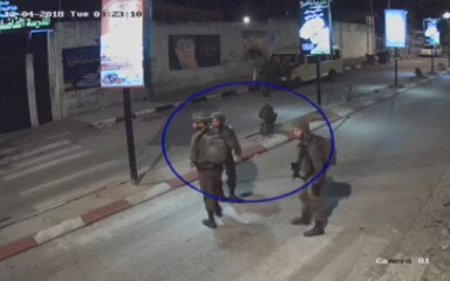 Des soldats israéliens marchent dans une rue de Tulkarem quelques instants avant la mort d'un Palestinien de 22 ans, le 4 décembre 2018 (Capture d'écran vidéo B'Tselem) Des soldats israéliens marchent dans une rue de Tulkarem quelques instants avant la mort d'un Palestinien de 22 ans, le 4 décembre 2018 (Capture d'écran vidéo B'Tselem)