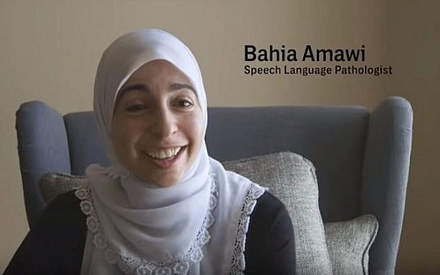 L'orthophoniste texane Bahia Amawi, qui porte plainte contre une loi anti-BDS, qui lui aurait coûté son emploi. (Crédit : capture d'écran The Intercept) L'orthophoniste texane Bahia Amawi, qui porte plainte contre une loi anti-BDS, qui lui aurait coûté son emploi. (Crédit : capture d'écran The Intercept)
