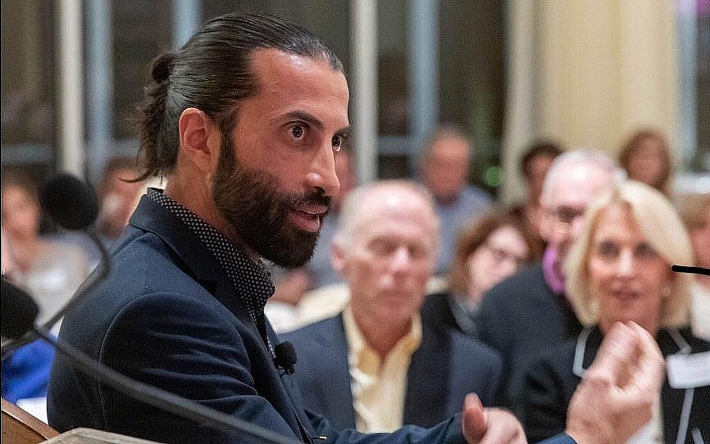 Mosab Hassan Yousef s'adresse au public lors d'un événement de l'AFMDA en Floride, décembre 2018 (Autorisation) Mosab Hassan Yousef s'adresse au public lors d'un événement de l'AFMDA en Floride, décembre 2018 (Autorisation)
