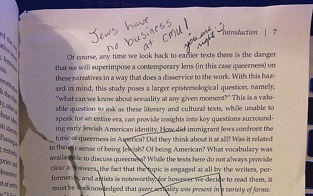 Des annotations antisémites sur un livre de la bibliothèque de l'université Carnegie Mellon . (Crédit : Adira Rosen/Facebook) Des annotations antisémites sur un livre de la bibliothèque de l'université Carnegie Mellon . (Crédit : Adira Rosen/Facebook)